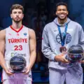 EuroBasket 2025: Δεν υπήρξε χειραψία μεταξύ Γιάννη και Σενγκούν