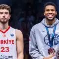 EuroBasket 2025: Δεν υπήρξε χειραψία μεταξύ Γιάννη και Σενγκούν