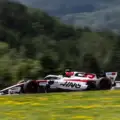 F1: Η νέα πτέρυγα έδωσε αυτοπεποίθηση στη Haas – Ο Bearman ζητά περισσότερα